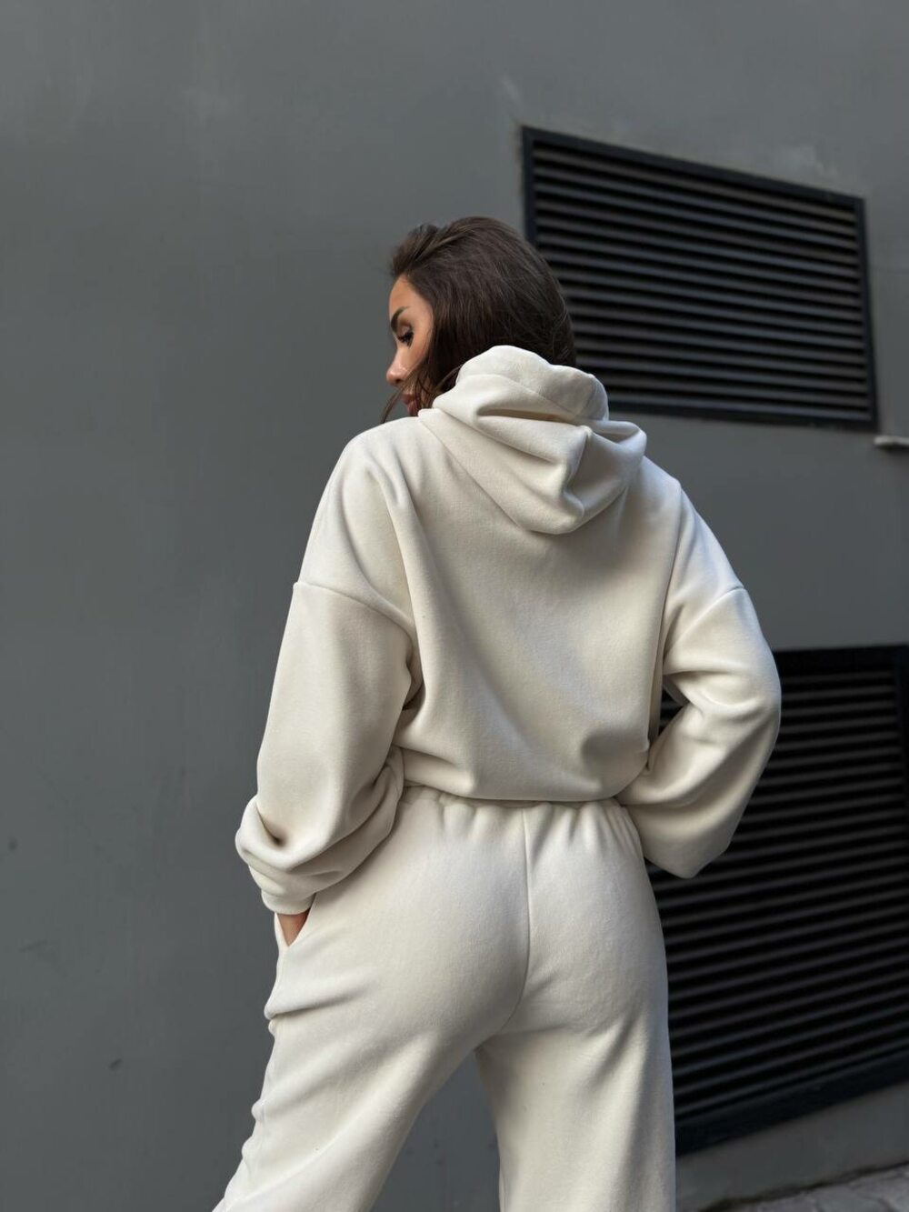 Костюм складається з худі та джогерів, колір молочний