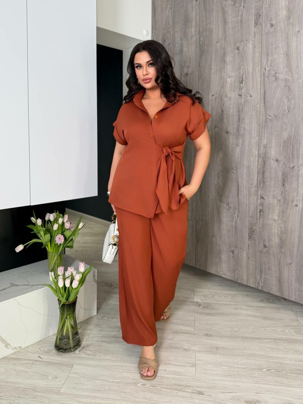 Костюм складається з брюк та блузи оригінального крою, колір теракот.