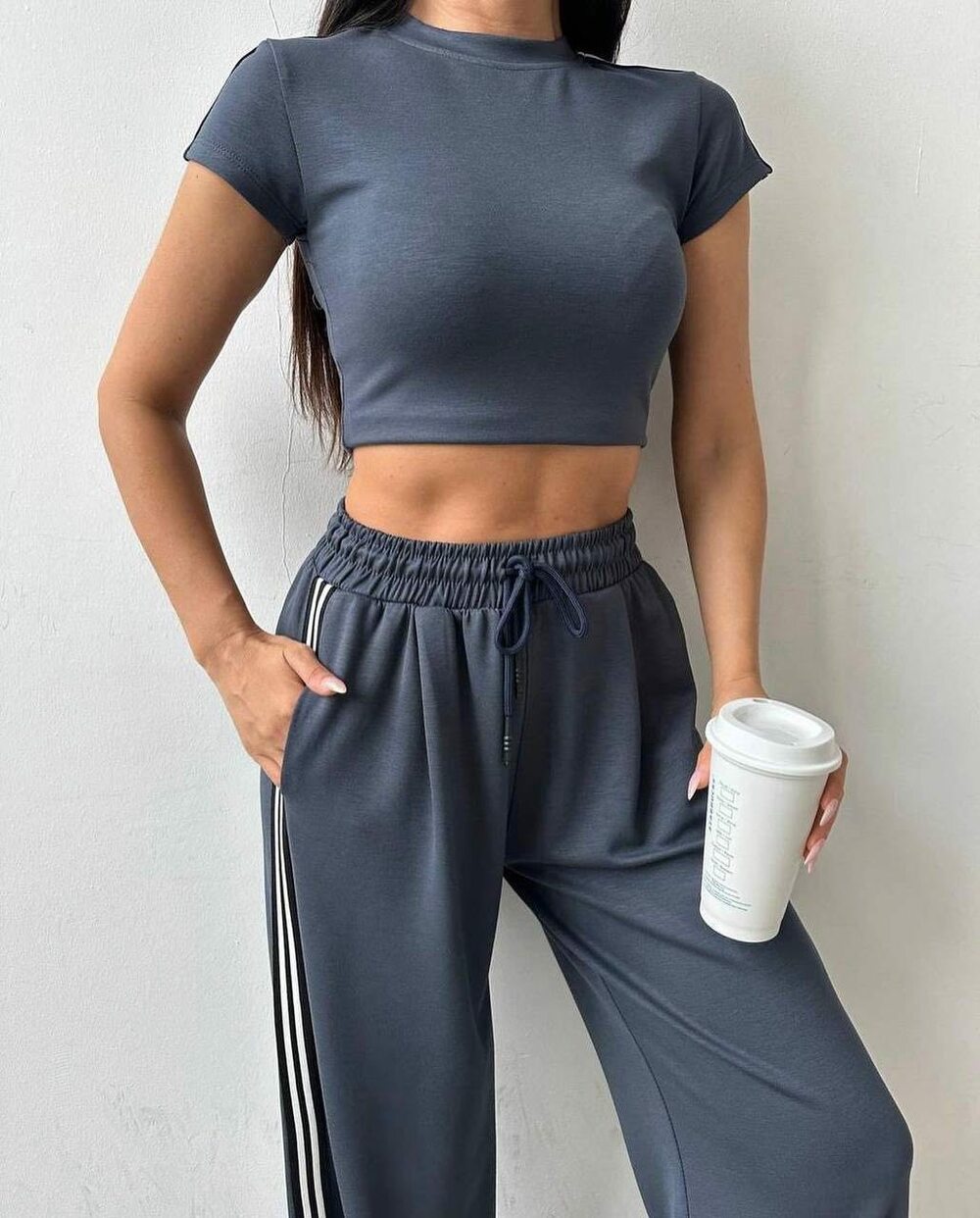 Спортивний костюм складається з укороченого топу та брюк з лампасами на гумці, колір графіт