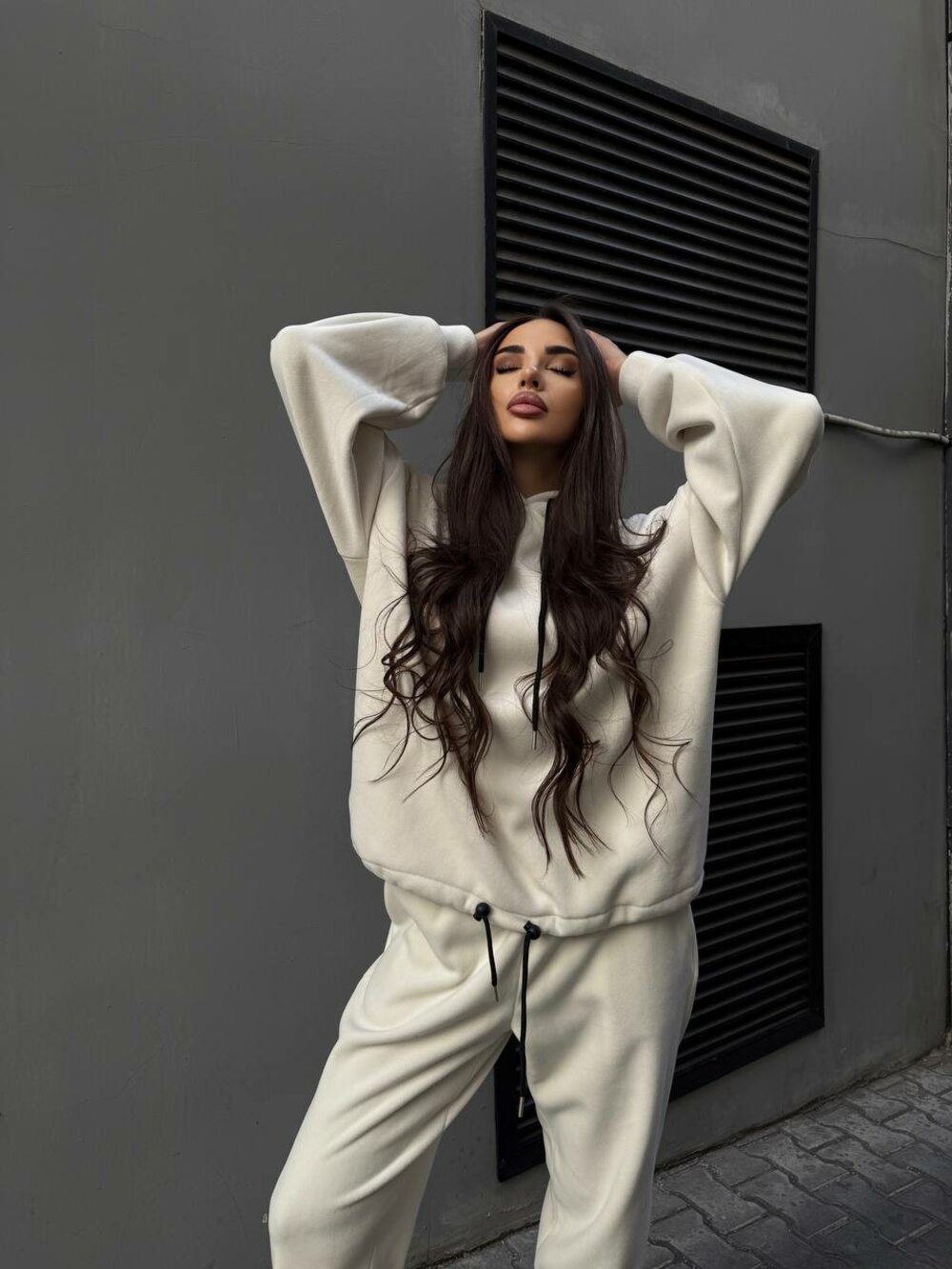 Костюм складається з худі та джогерів, колір молочний