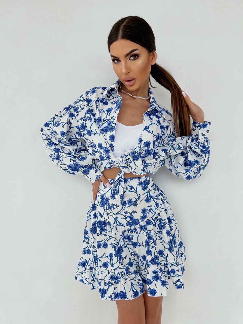 Костюм складається з сорочки та спідниці, колір білий, колір принту синій