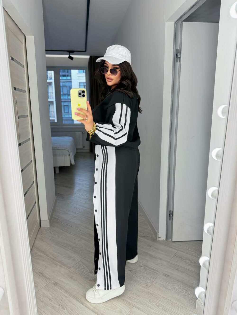 Костюм зі штанів та вкороченої кофти, колір білий