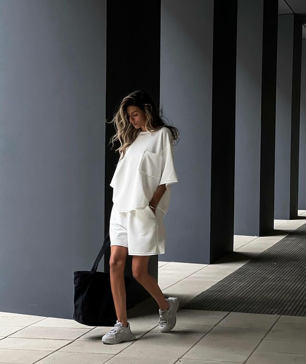 Костюм складається з футболки та шорт, колір молочний