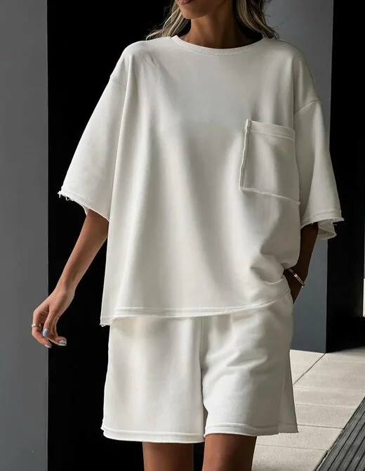 Костюм состоит из футболки и шорт, цвет молочный