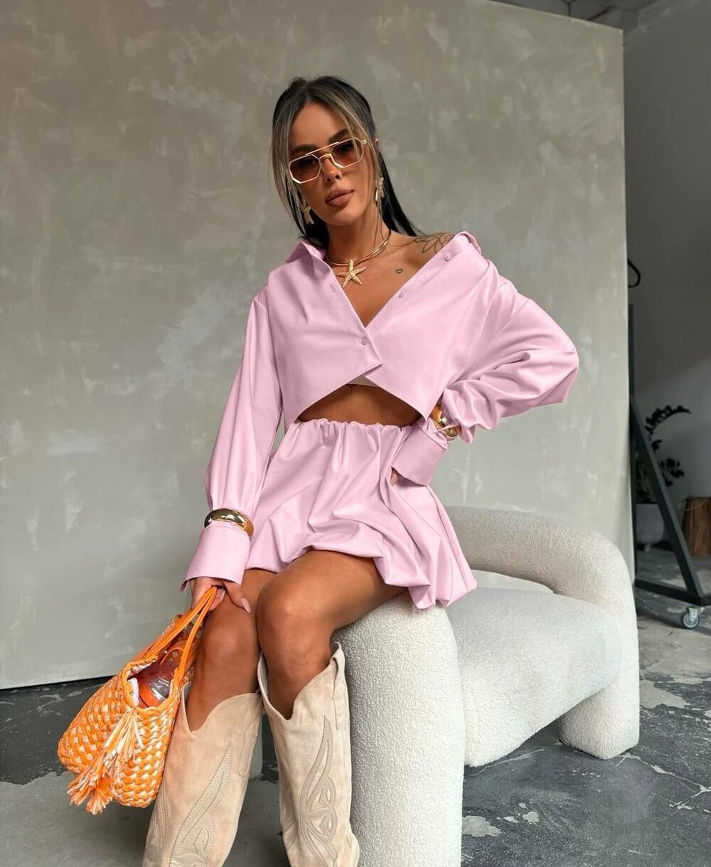 Костюм складається зі спідниці та блузки, колір рожевий