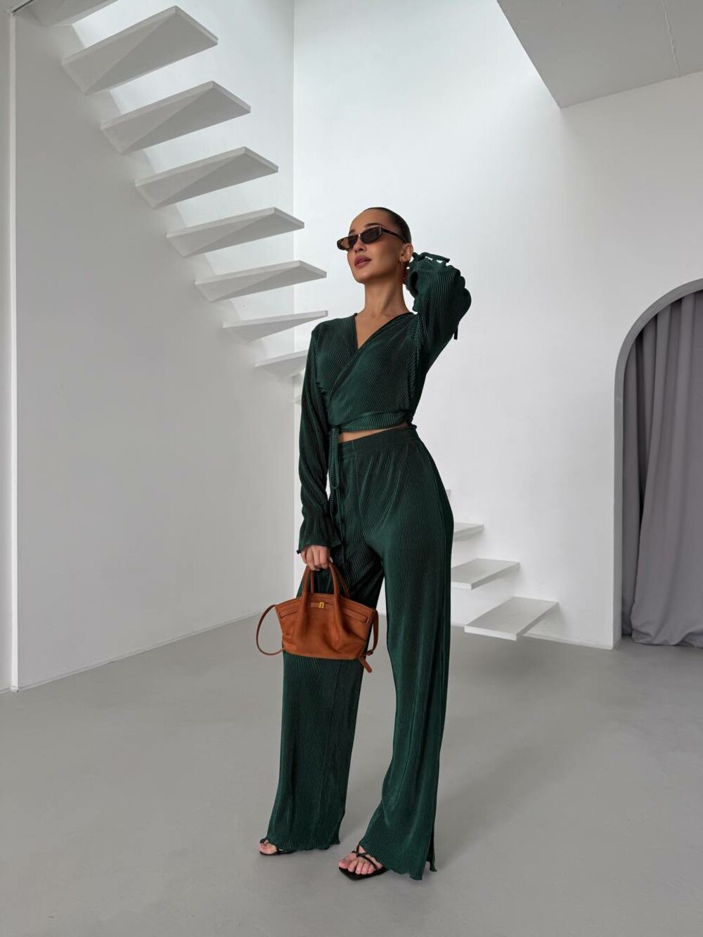 Костюм двойка состоит из брюк и топа на запах, цвет изумруд