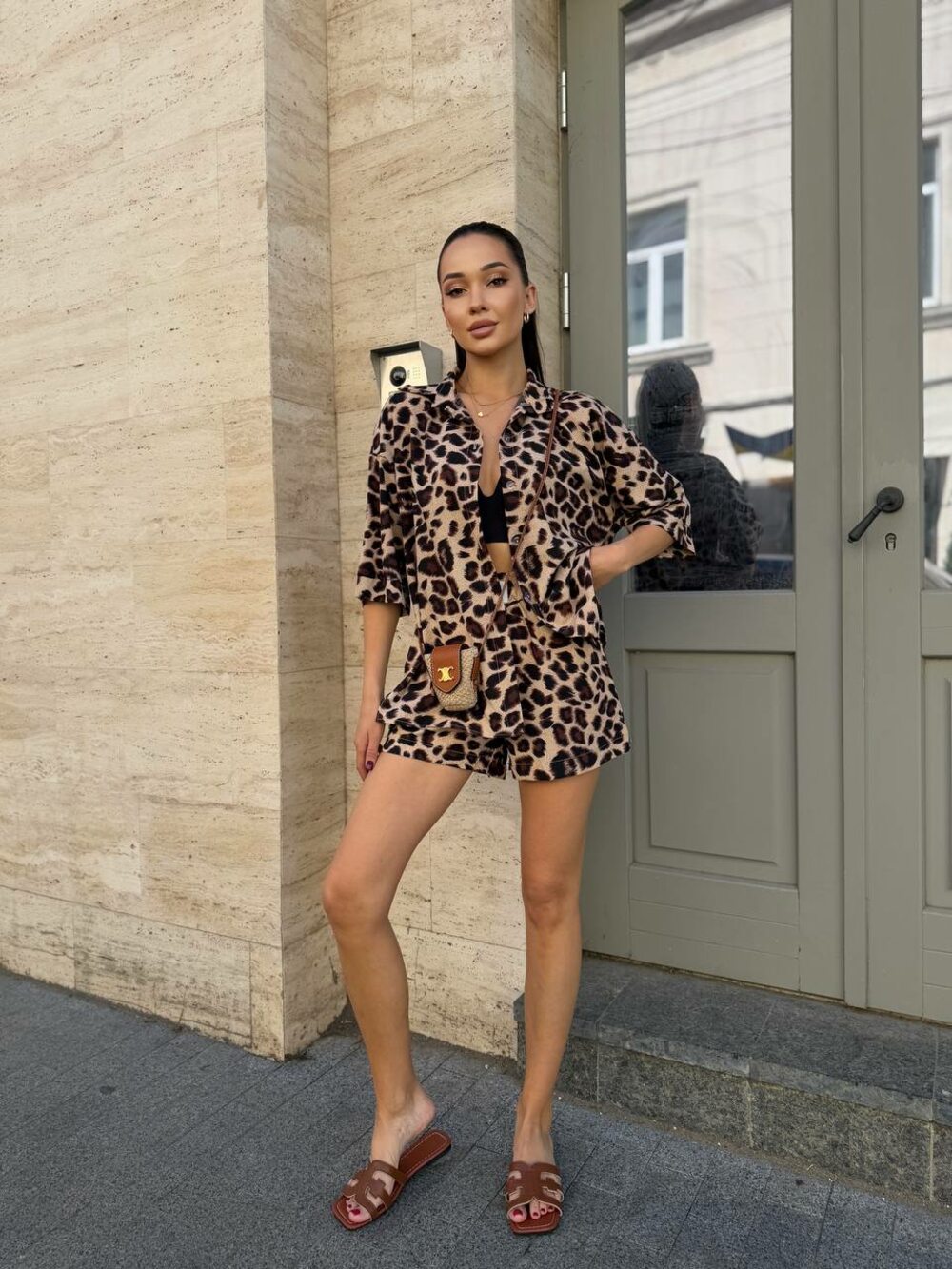 Костюм складається з сорочки та шорт, колір леопардовий