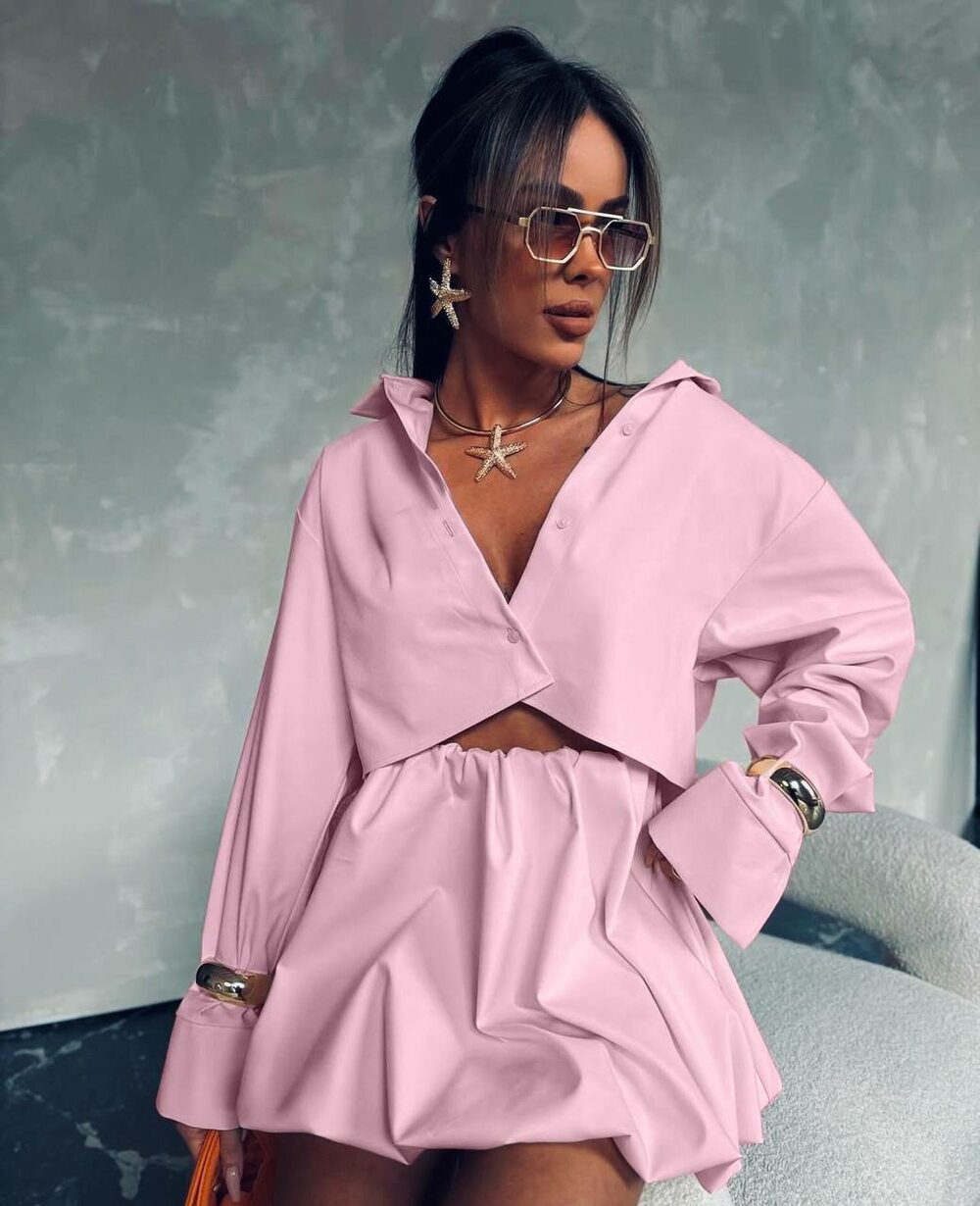 Костюм складається зі спідниці та блузки, колір рожевий