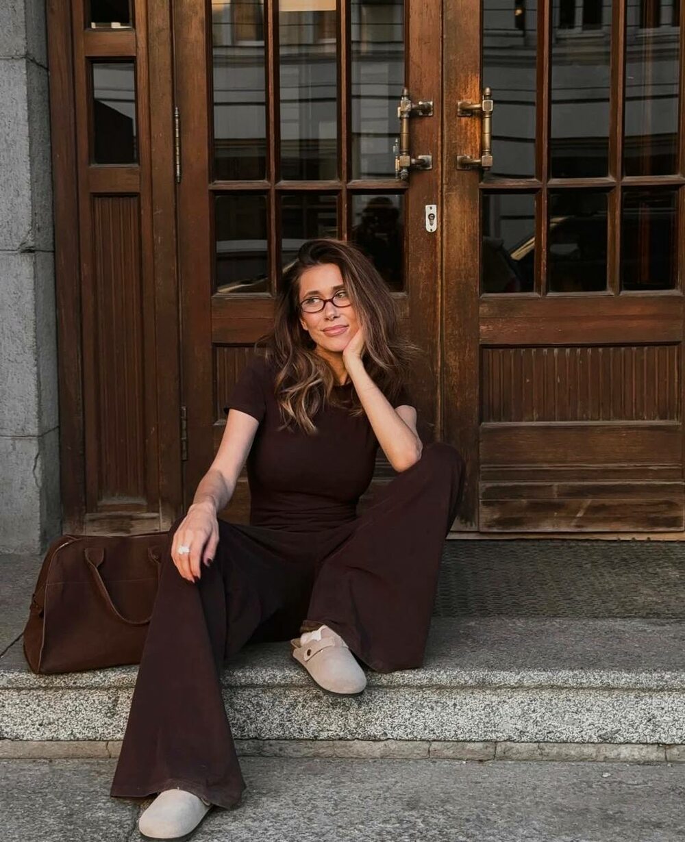 Костюм состоит из топа и брюк свободного кроя, цвет шоколад