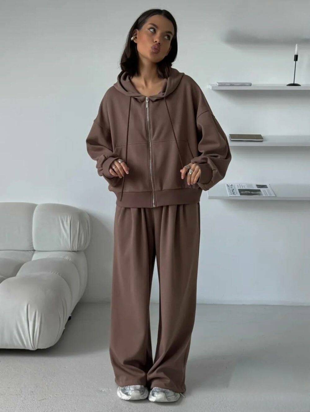 Костюм двійка складається з худі та штанів, колір моко