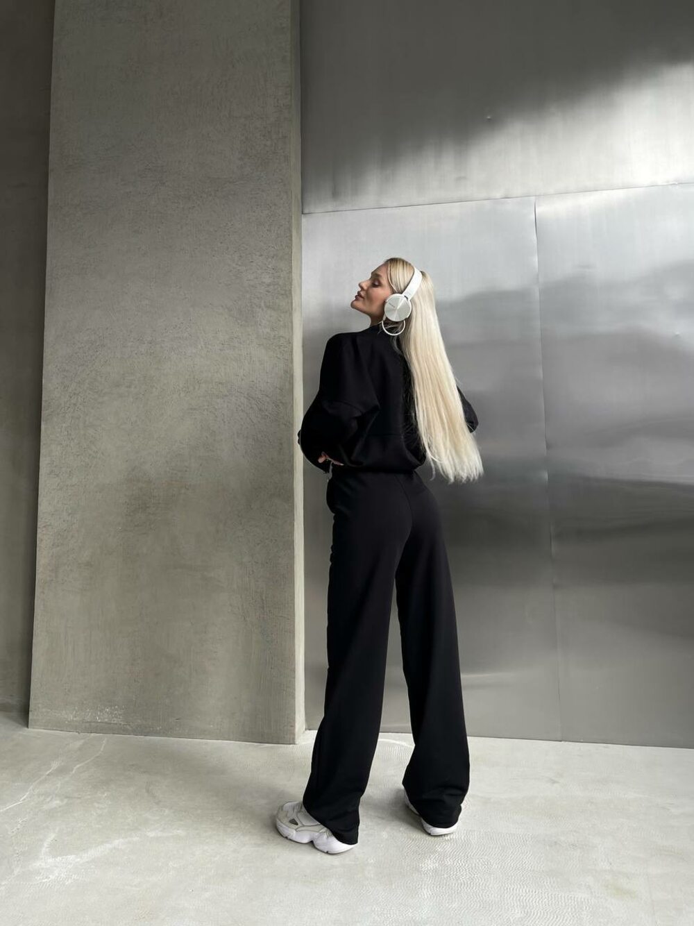 Костюм двійка складається з кофти та штанів, колір чорний