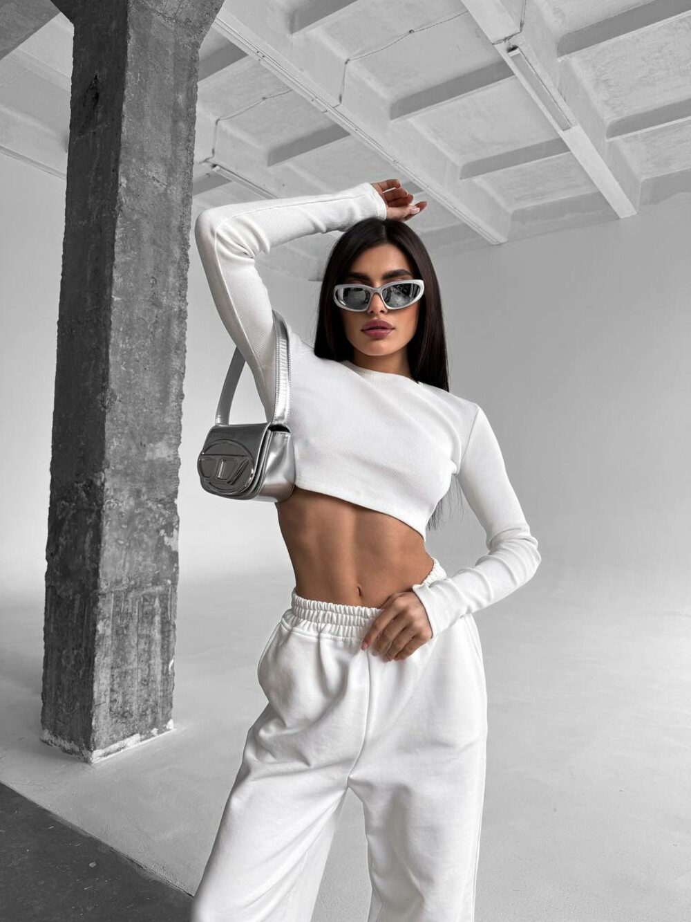 Костюм состоит из джогеров и лонгслива, цвет молочный