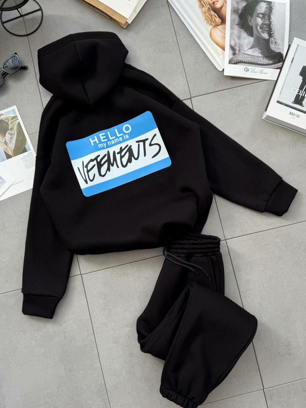 Костюм на флісі складається зі худі з капюшоном і штанів, чорний, принт блакитний.