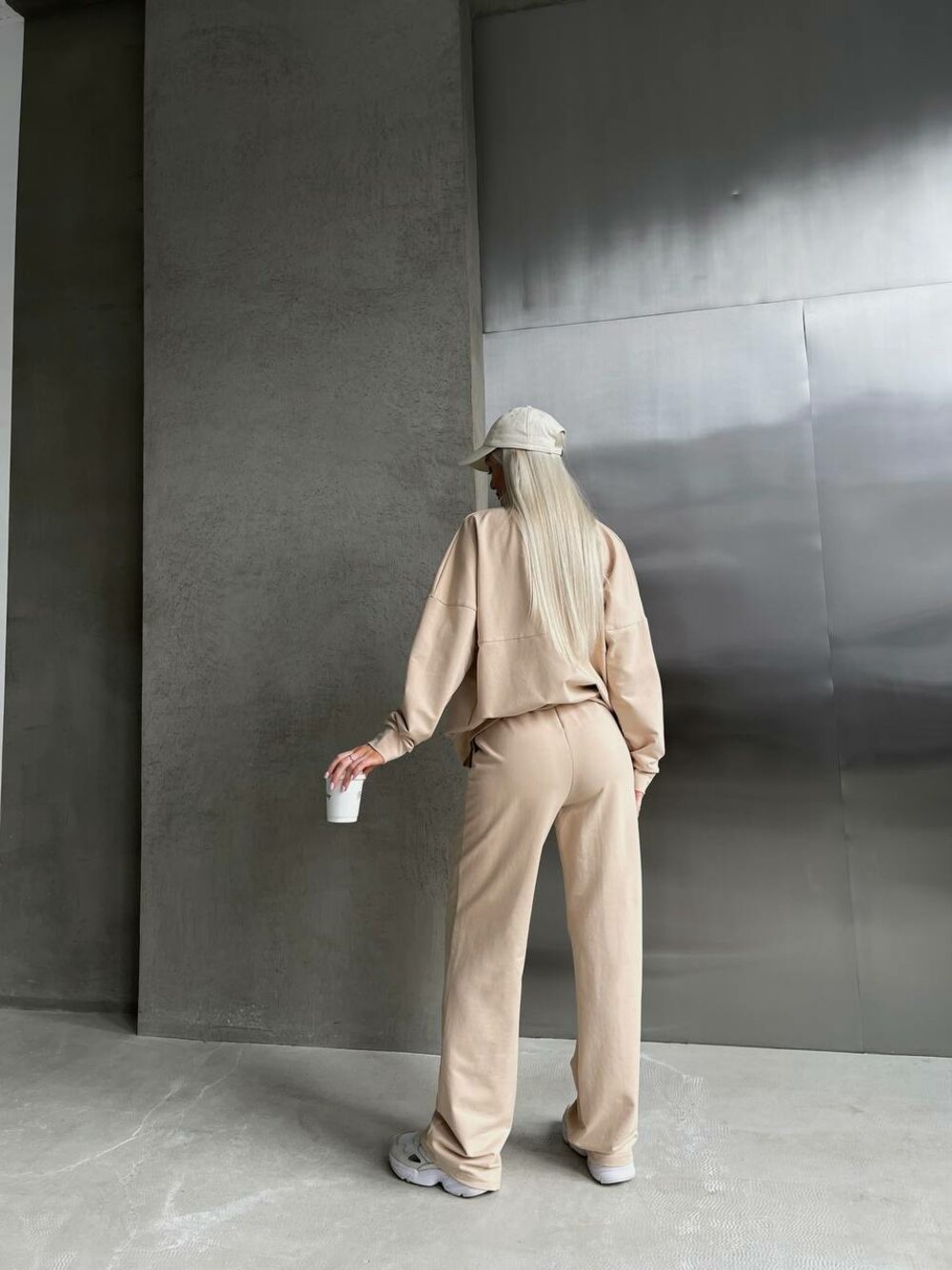 Костюм двійка складається з кофти та штанів, колір бежевий