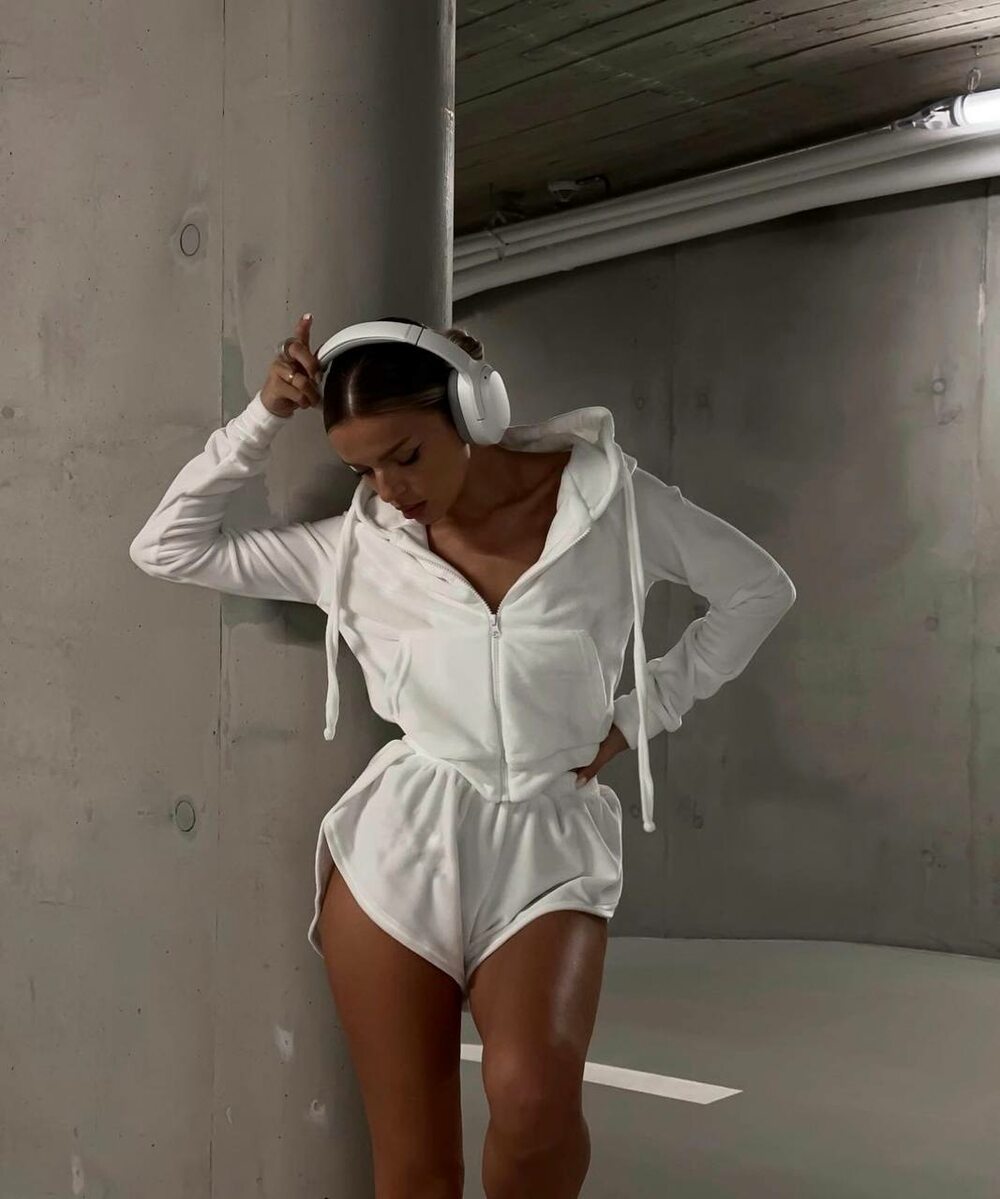 Велюровый костюм состоит из шорт и худи, цвет белый