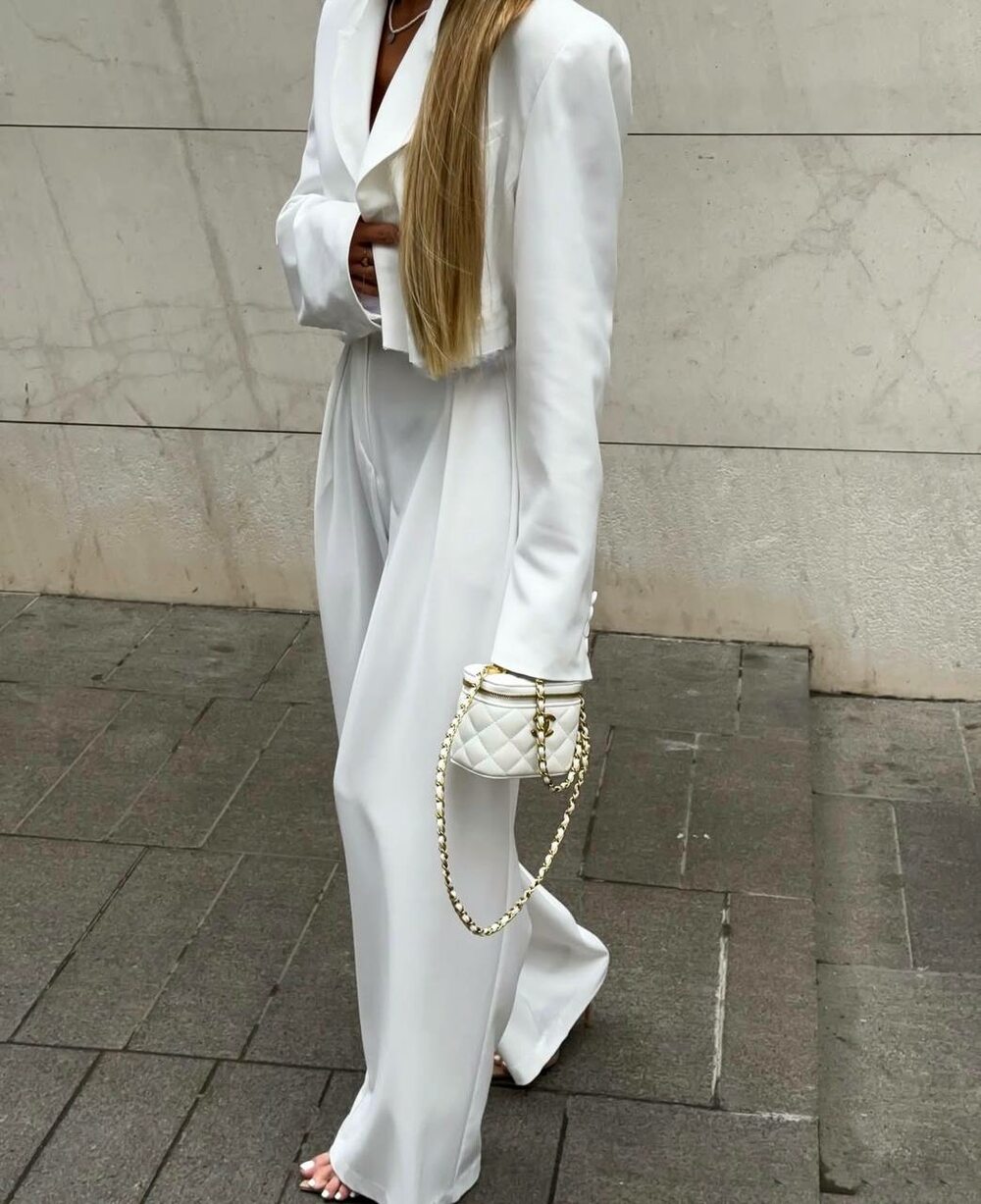 Костюм состоит из брюк палаццо и укороченного пиджака, цвет молочный