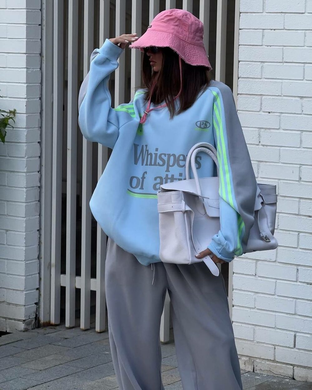 Костюм складається зі світшота та штанів, колір сірий