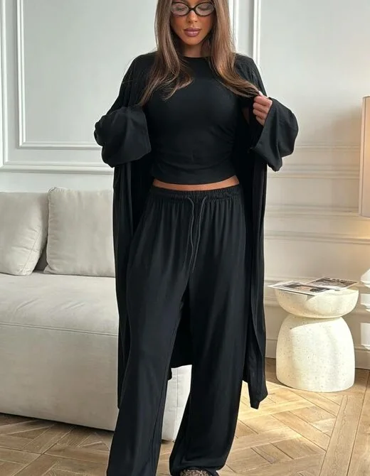 Костюм тройка состоит из брюк, кардигана и топа, цвет черный