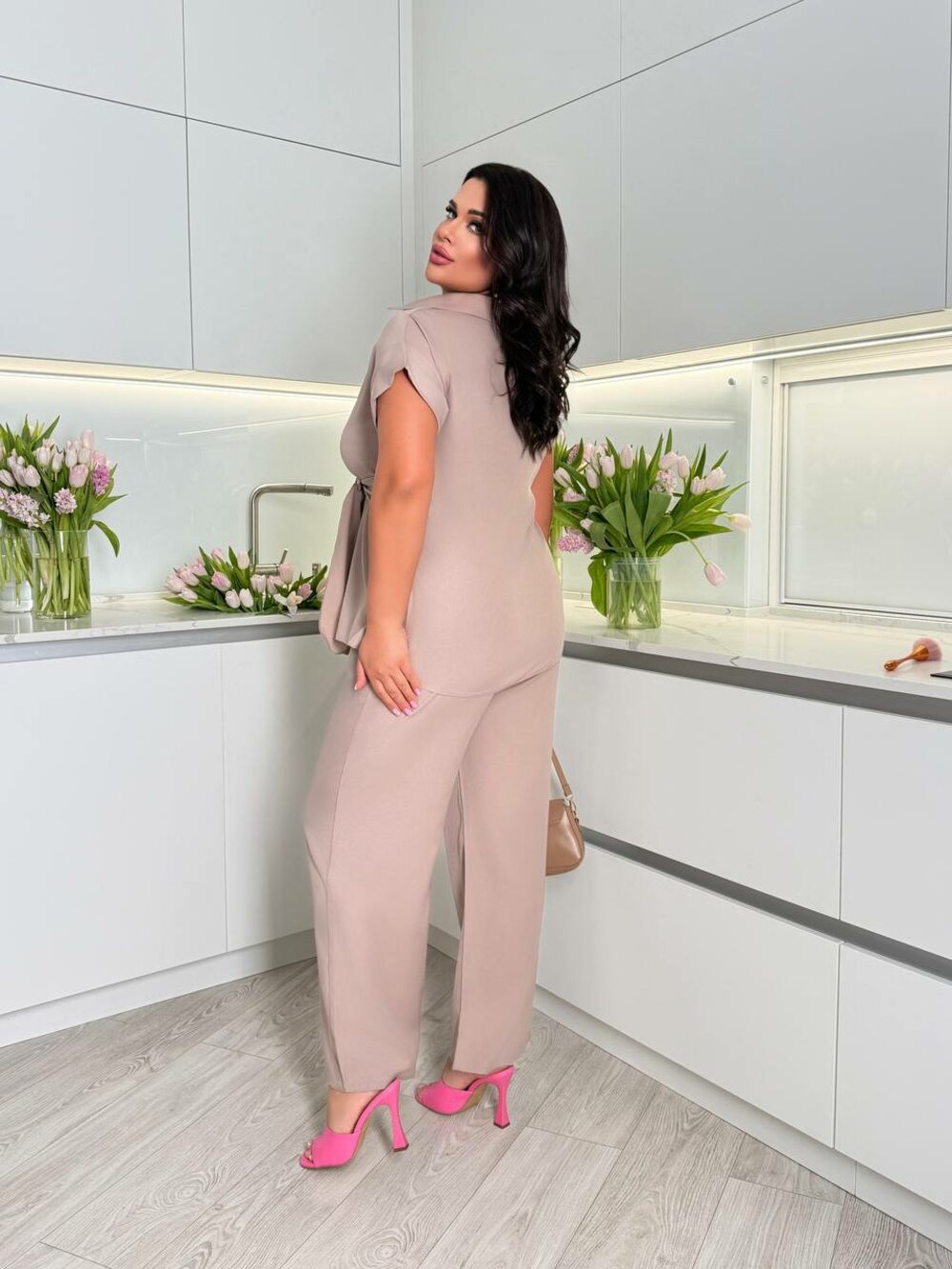 Костюм складається з брюк та блузи оригінального крою, колір бежевий.