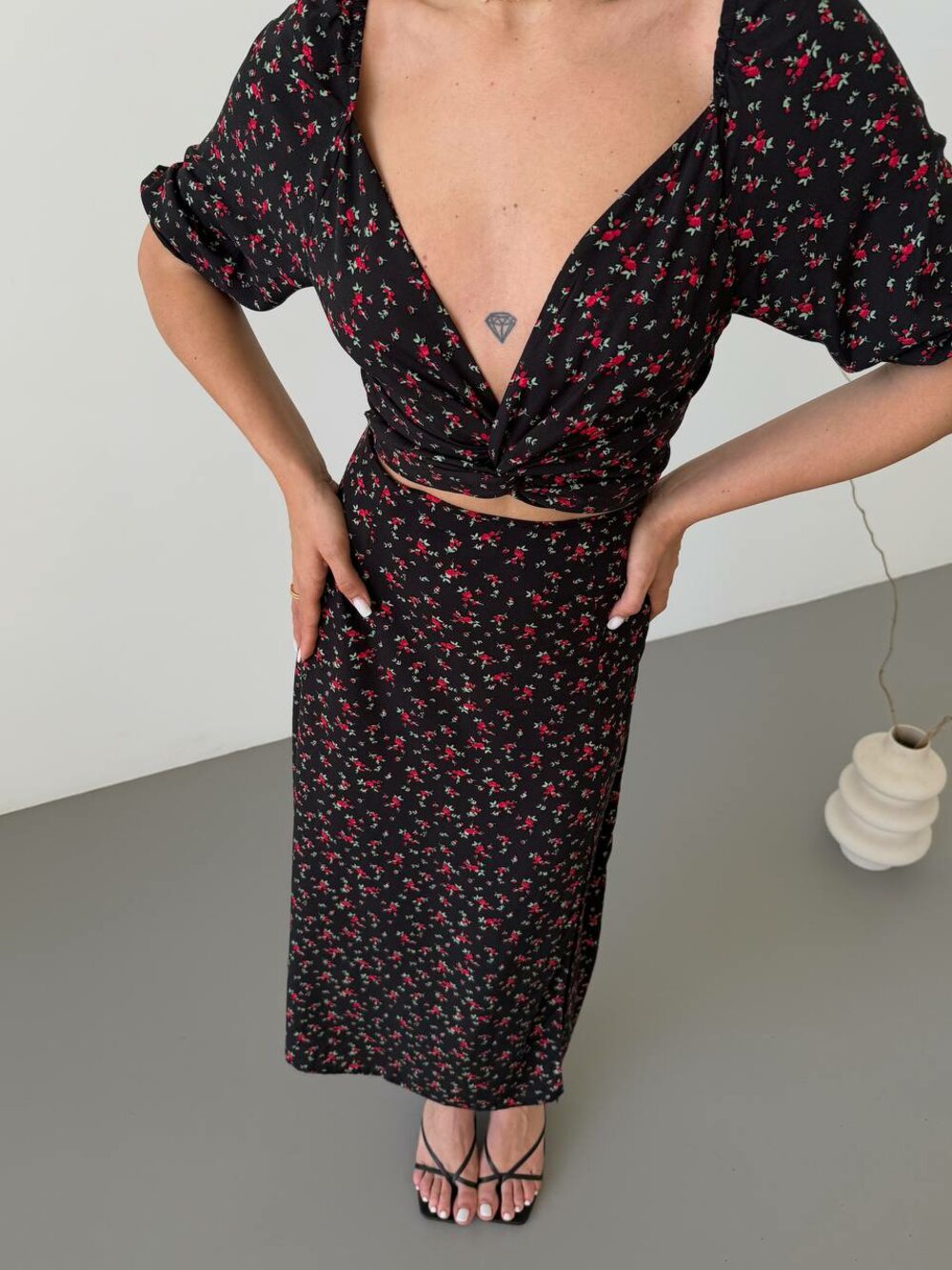 Літній костюм складається з топу та спідниці, колір чорний