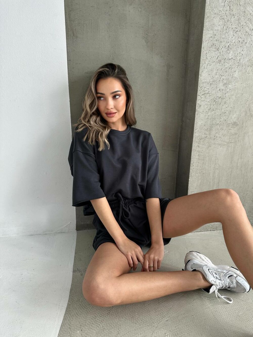 Базовий костюм складається з шортів і футболки, колір графіт