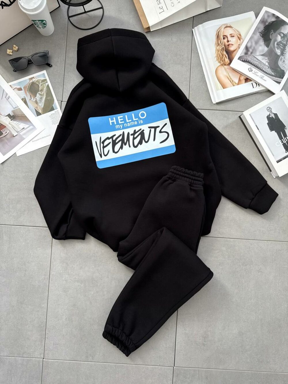 Костюм на флісі складається зі худі з капюшоном і штанів, чорний, принт блакитний.