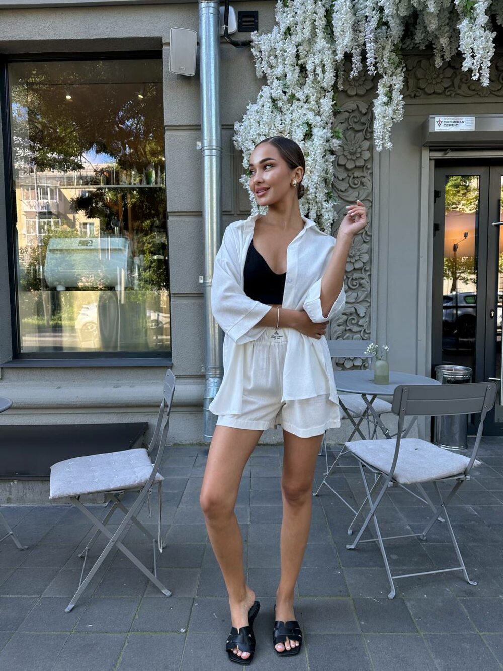 Костюм двійка складається з сорочки та шорт, колір молочний