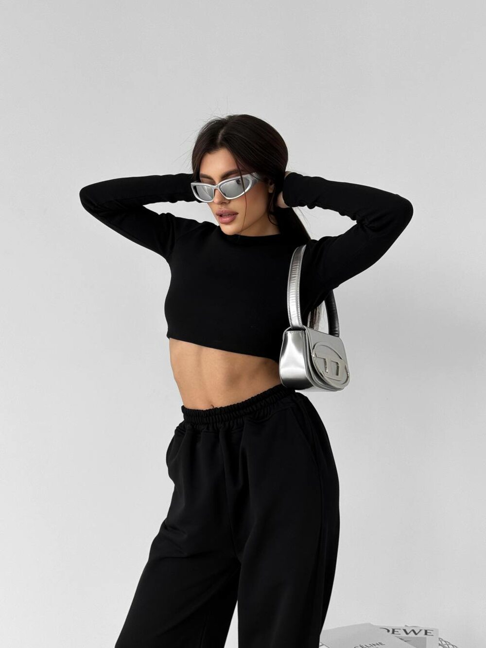 Костюм состоит из джогеров и лонгслива, цвет черный