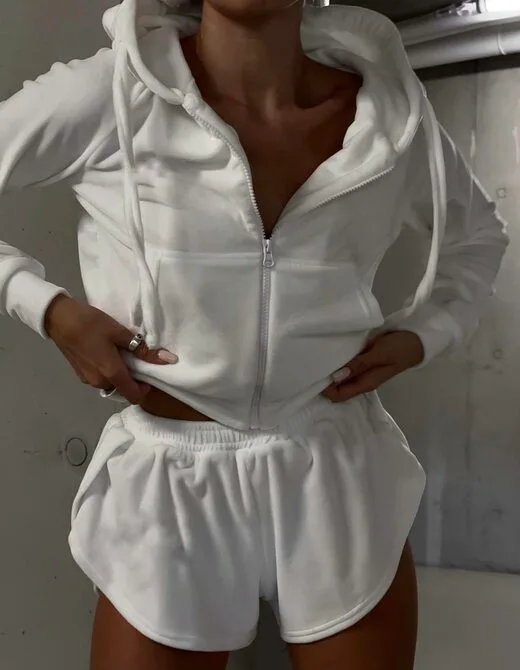 Велюровый костюм состоит из шорт и худи, цвет белый