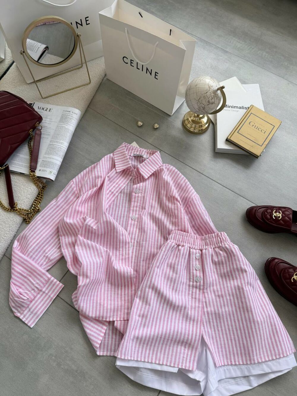 Костюм у смужку складається з сорочки та шорт, колір барбі.