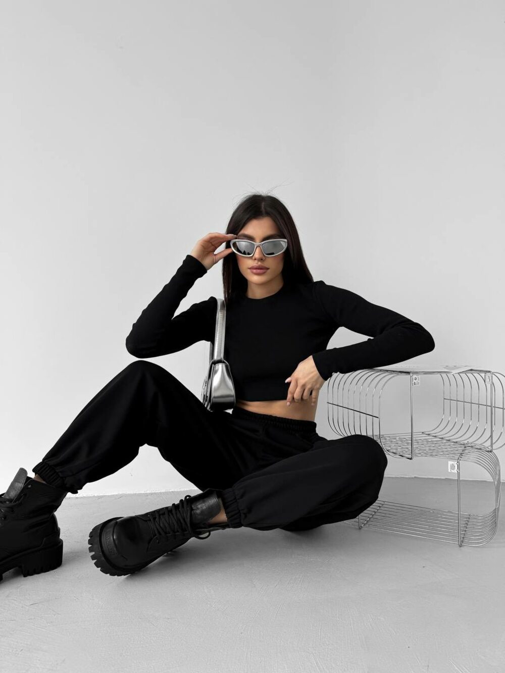 Костюм состоит из джогеров и лонгслива, цвет черный