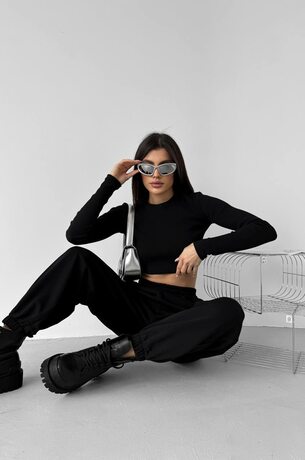 Костюм состоит из джогеров и лонгслива, цвет черный