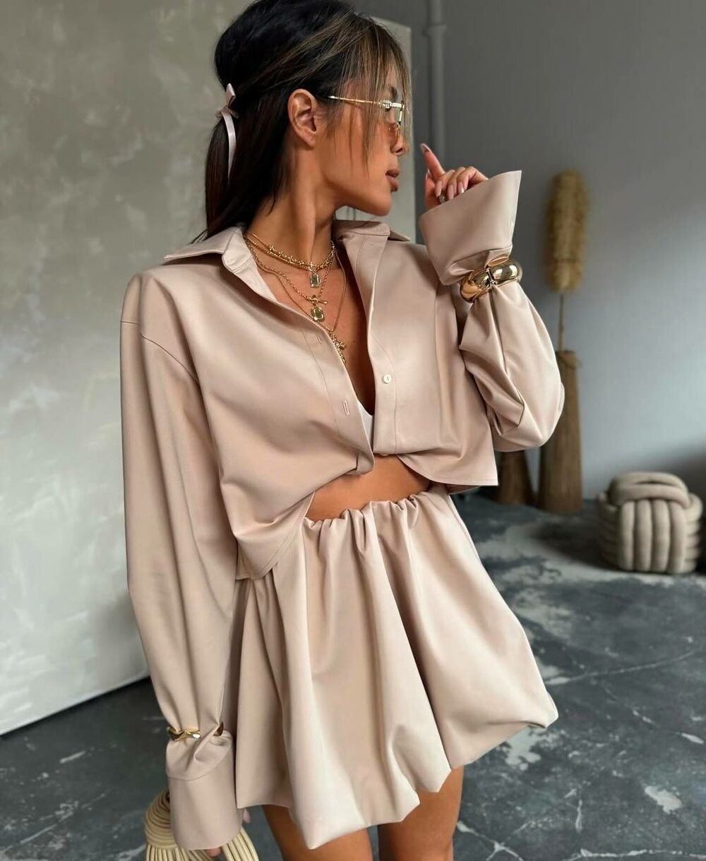 Костюм складається зі спідниці та блузки, колір бежевий