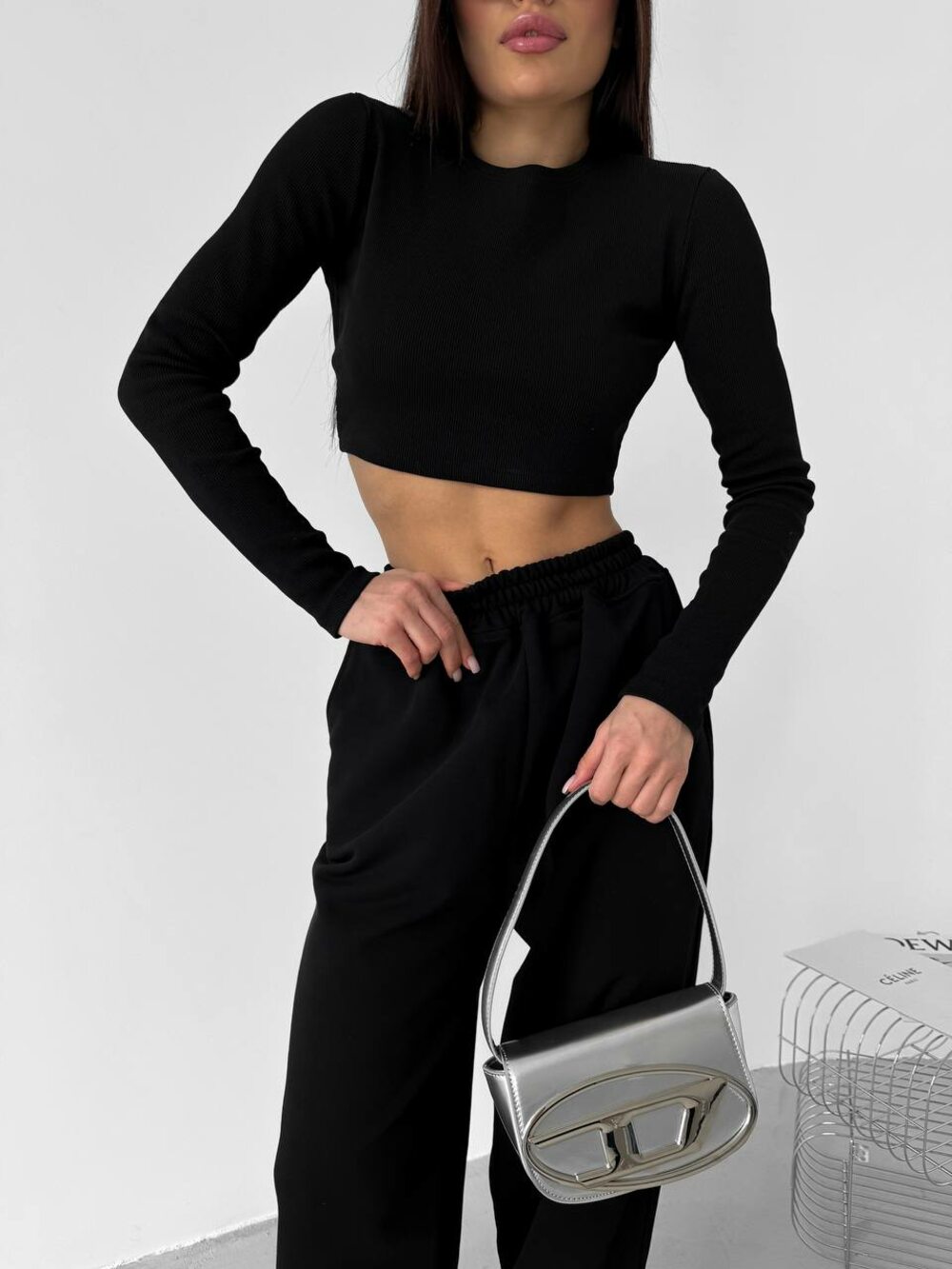 Костюм состоит из джогеров и лонгслива, цвет черный