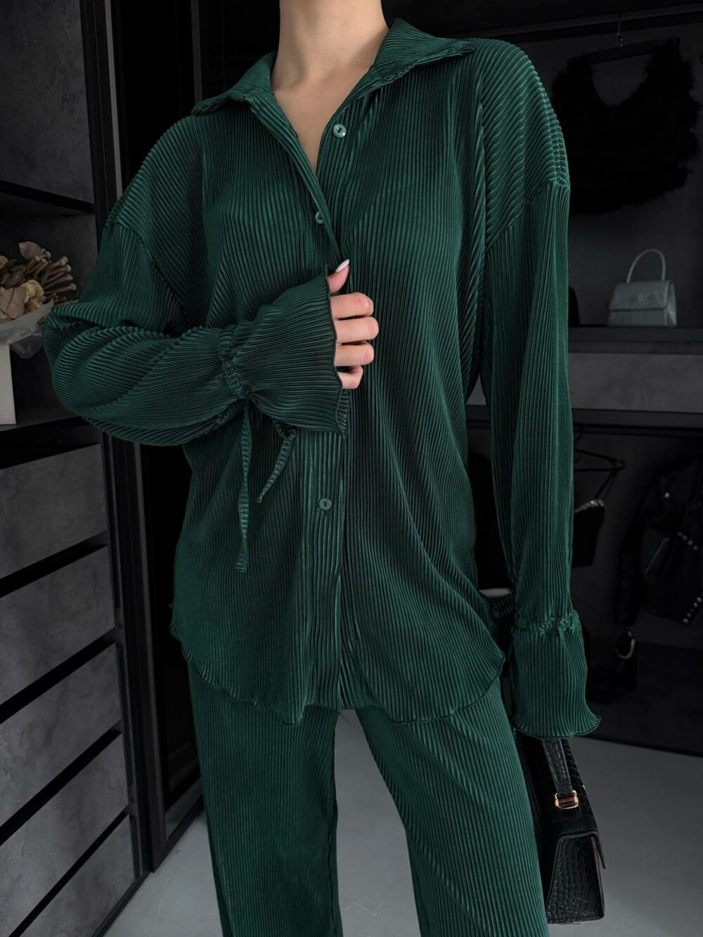 Костюм двойка сотоит из брюк и рубашки свободного кроя, цвет изумруд
