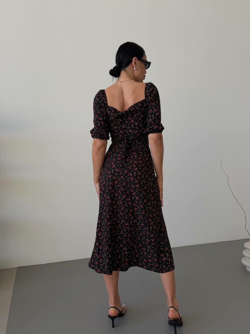 Літній костюм складається з топу та спідниці, колір чорний