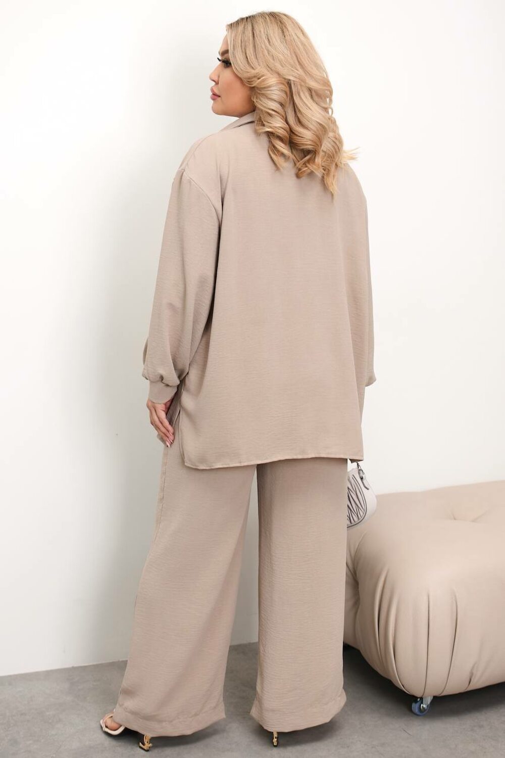 Костюм складається з брюк палаццо та сорочки, колір бежевий