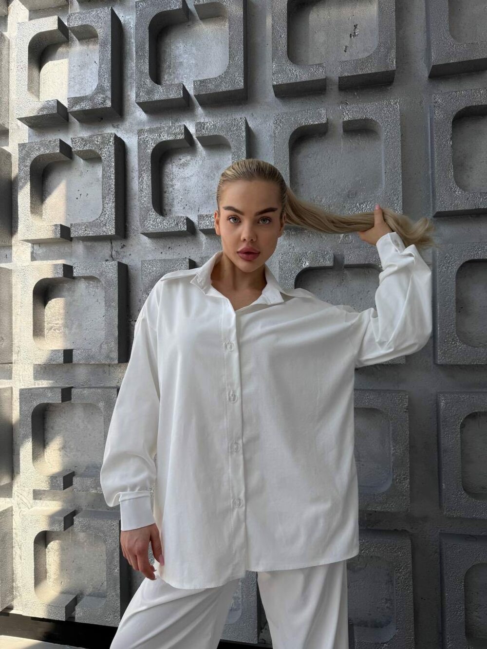 Костюм двійка з сорочкою та брюками вільного крою, колір білий.