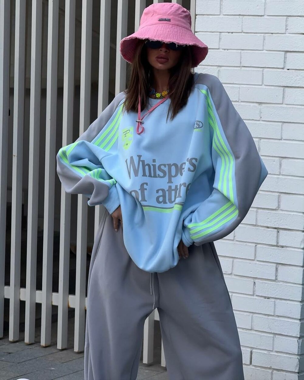 Костюм складається зі світшота та штанів, колір сірий