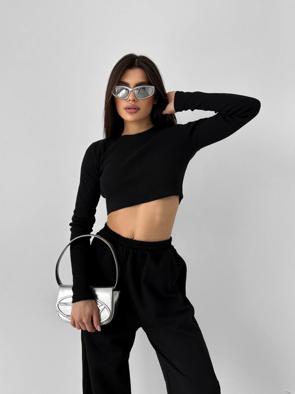 Костюм состоит из джогеров и лонгслива, цвет черный