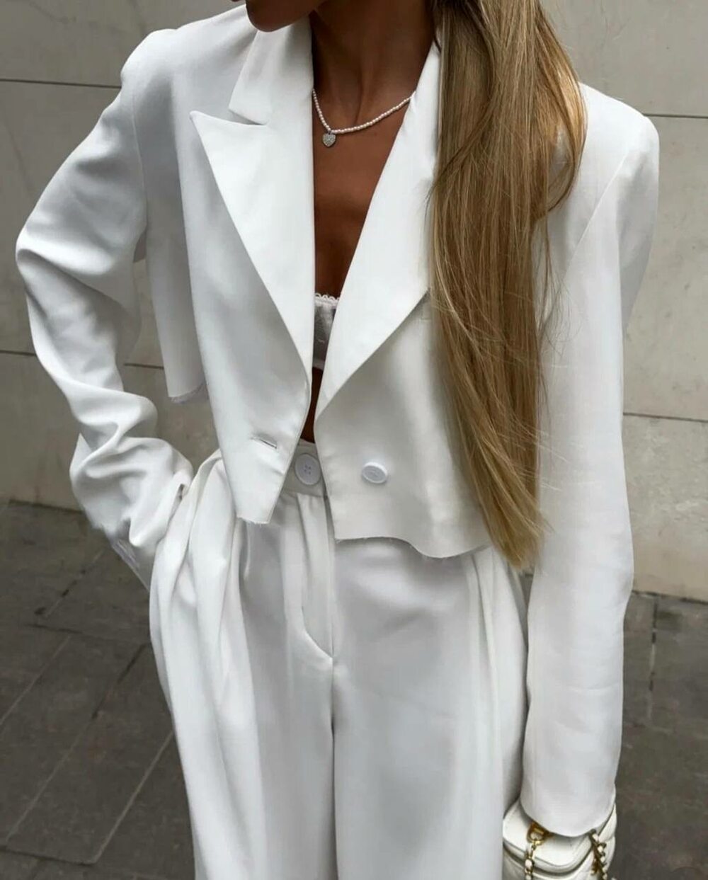 Костюм состоит из брюк палаццо и укороченного пиджака, цвет молочный