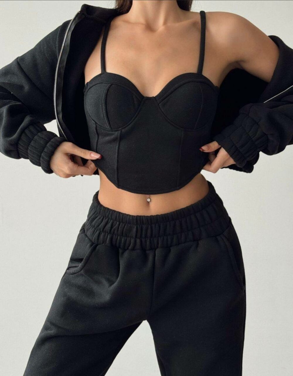 Костюм трійка складається з штанів, топа та кофти, колір чорний