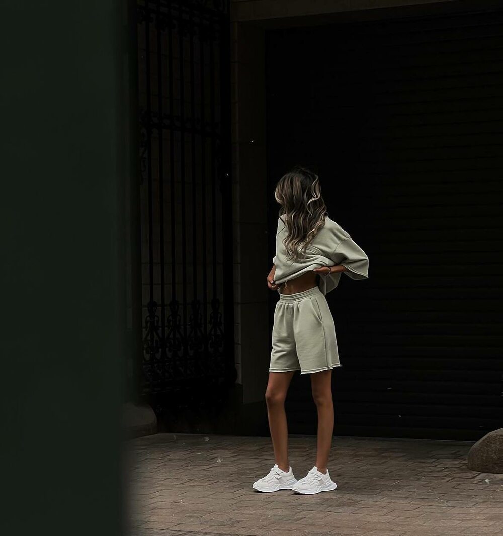 Костюм складається з футболки і шорт, оливковий колір