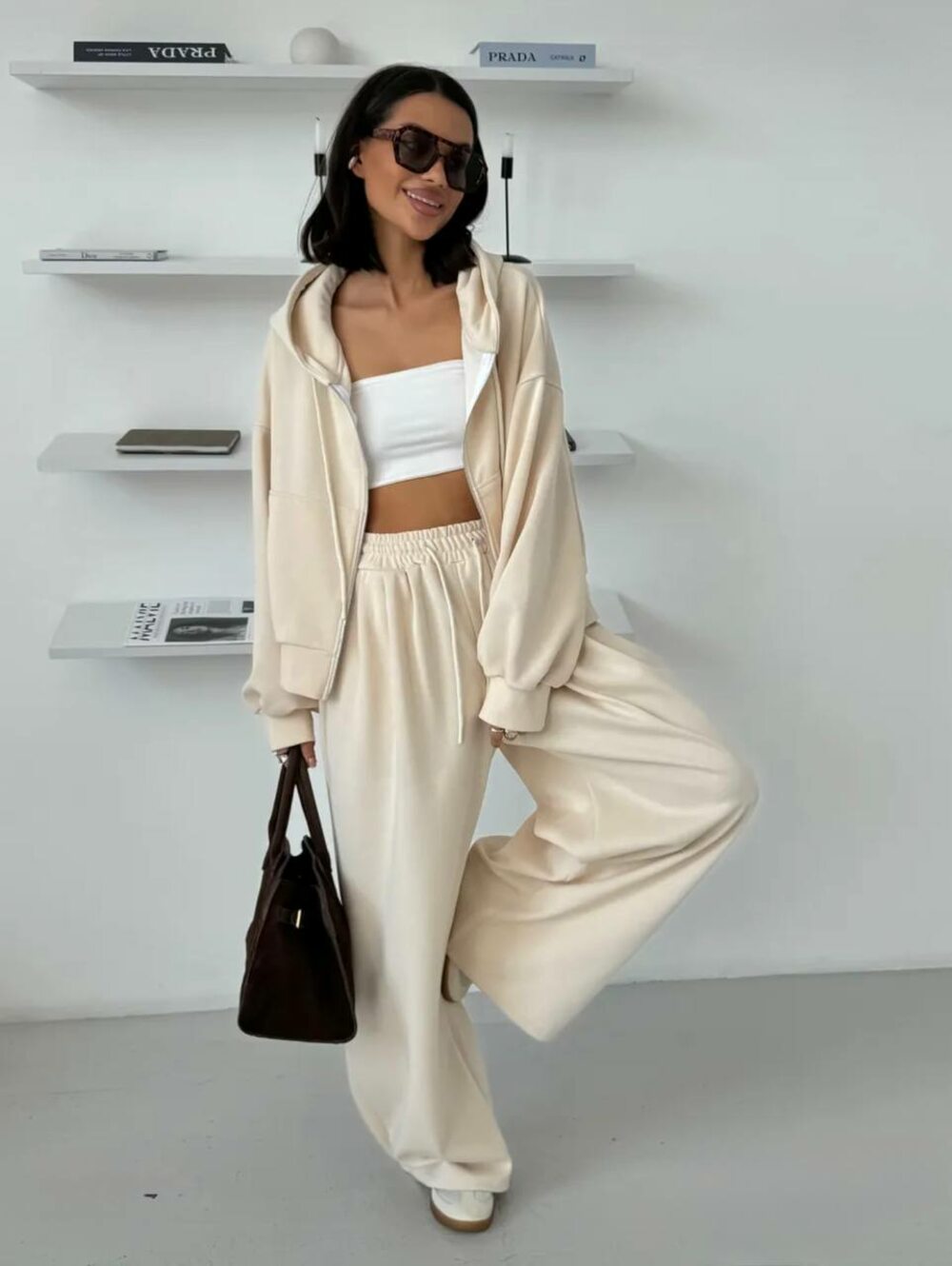 Костюм двійка складається з худі та штанів, колір бежевий