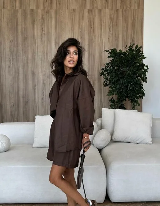 Костюм состоит из рубашки и шорт, цвет шоколад