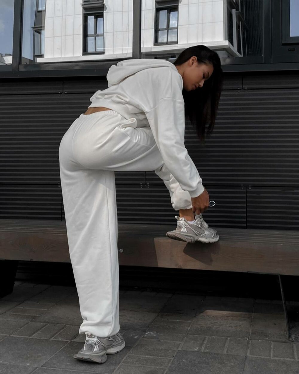 Костюм двійка складається з кофти і штанів, колір молочний