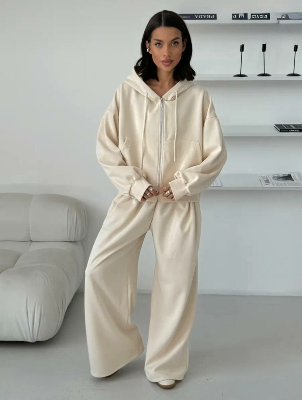 Костюм двійка складається з худі та штанів, колір бежевий