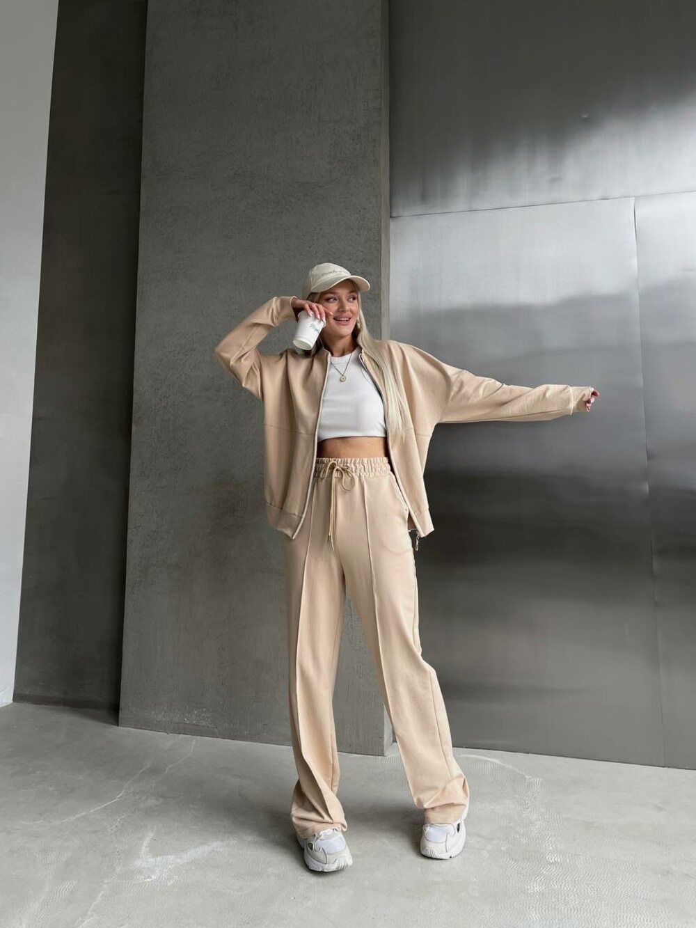 Костюм двійка складається з кофти та штанів, колір бежевий