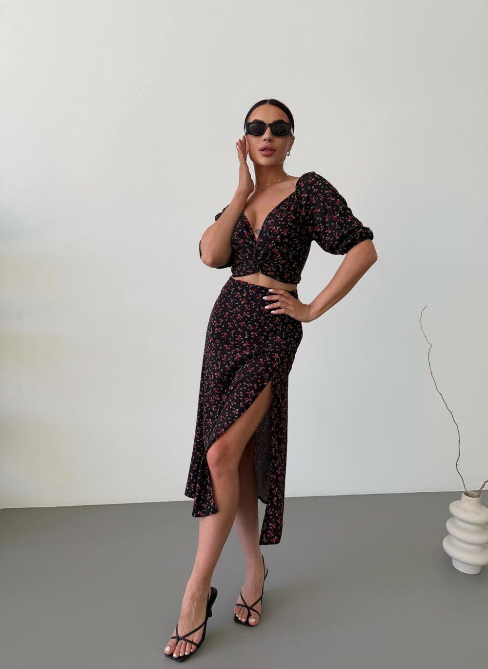 Літній костюм складається з топу та спідниці, колір чорний