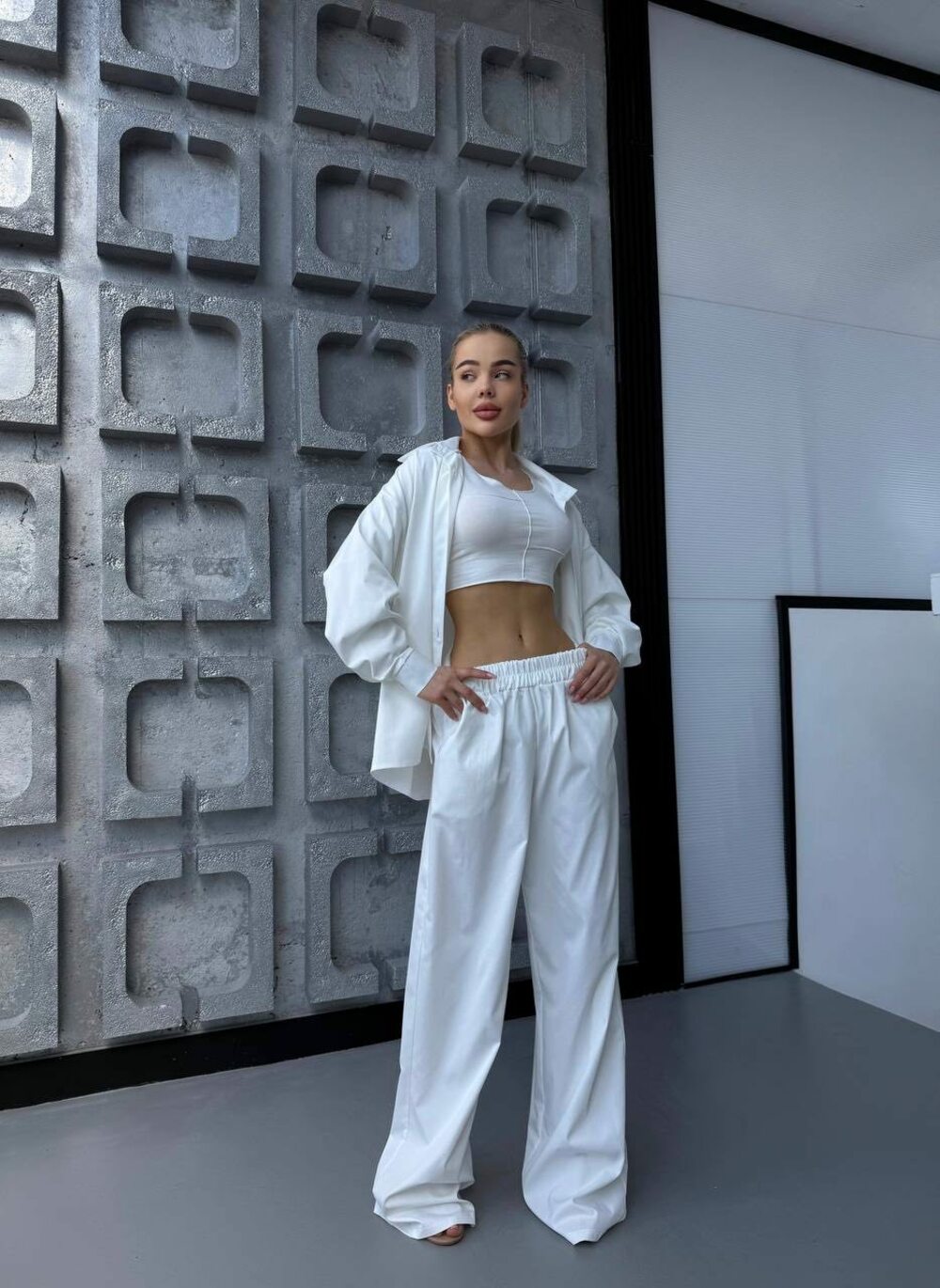 Костюм двійка з сорочкою та брюками вільного крою, колір білий.